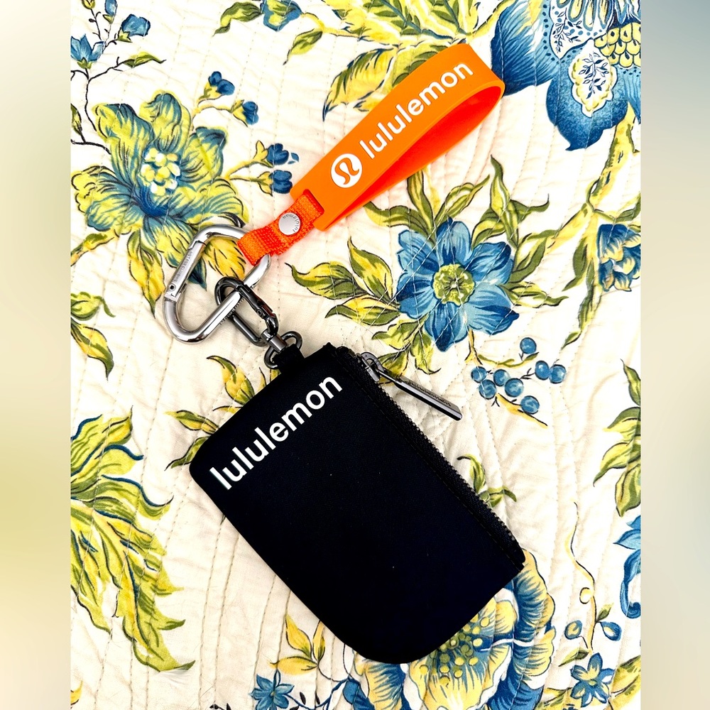 BNWOT Black w/white Lululemon sm clippable pouch & silicone clippable keychain